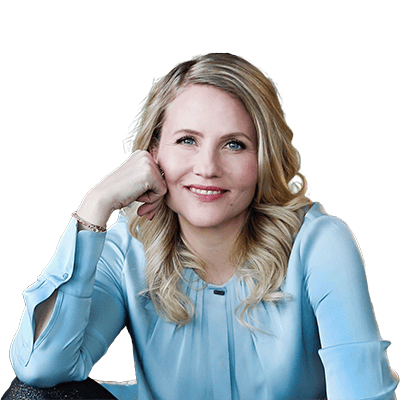 Christiane Vejlø, ekspert i forholdet mellem mennesker og teknologi, siddende afslappet med ansigtet hvilende op ad hånden og et let smil